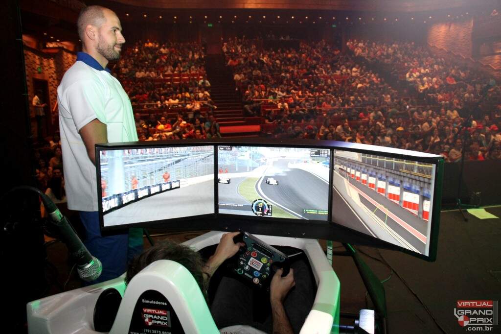 Simulador F1 MOTION no Palco do Video Games Live